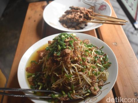 Lontong Balap Pak Budi Garuda di Surabaya.