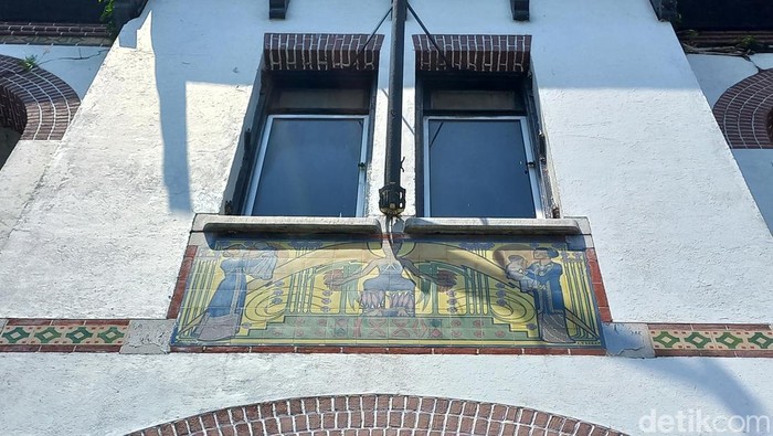 Makna Mengejutkan di Balik Lukisan Malaikat Gedung Singa Surabaya