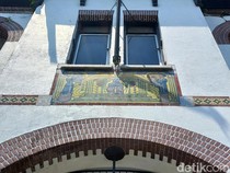 Makna Mengejutkan di Balik Lukisan Malaikat Gedung Singa Surabaya