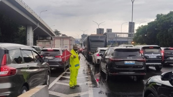 Macet di Tol Jakarta Tangerang, Buka Tutup di Exit Underpass Tomang Diterapkan