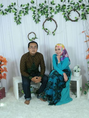 Pasangan Satrio Rikad Dhoyo dan Ely Kurniawati, yang menikah dengan mahar unik seperangkat alat sablon viral di media sosial.