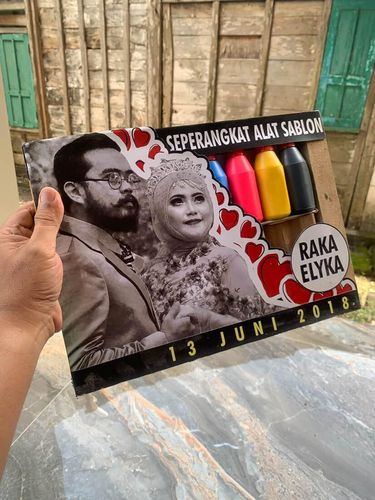 Pasangan Satrio Rikad Dhoyo dan Ely Kurniawati, yang menikah dengan mahar unik seperangkat alat sablon viral di media sosial.