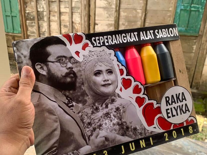 Pasangan Satrio Rikad Dhoyo dan Ely Kurniawati, yang menikah dengan mahar unik seperangkat alat sablon viral di media sosial.