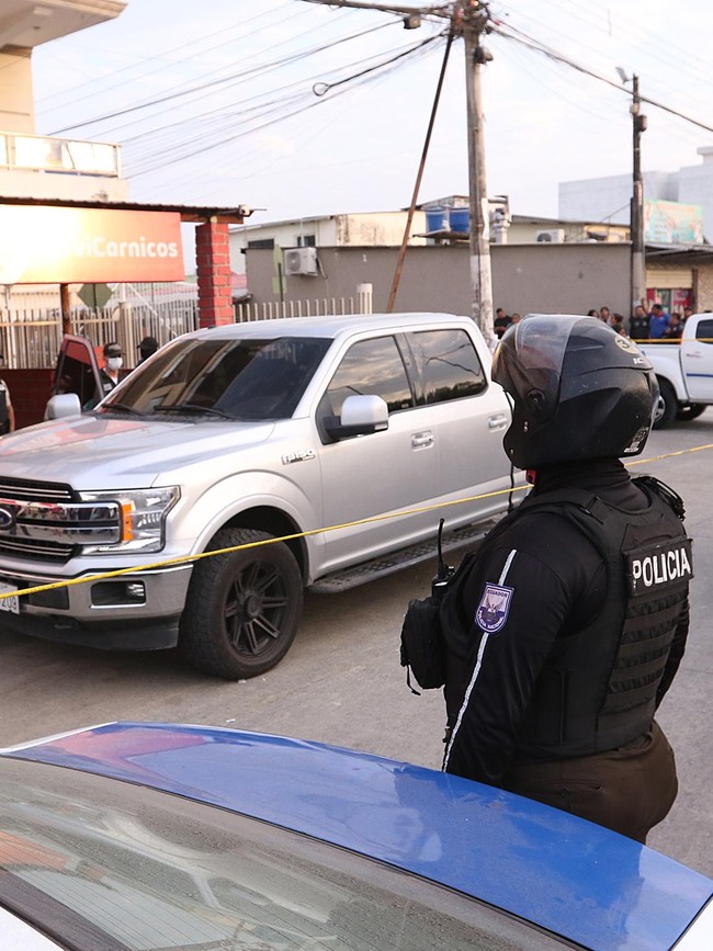 Foto: Olah TKP Penembakan Bek Barcelona Mario Pineida