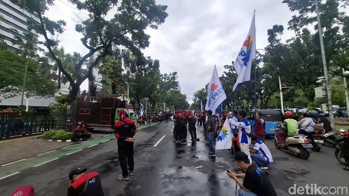 Buruh Demo Balkot Jakarta soal UMP, Lalin Jalan Medan Merdeka Selatan Macet