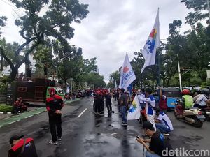 Buruh Demo Balkot Jakarta soal UMP, Lalin Jalan Medan Merdeka Selatan Macet