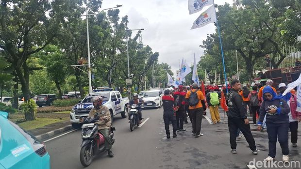 Massa buruh menggelar aksi unjuk rasa di depan Balai Kota Jakarta. Mereka meminta upah minimum provinsi (UMP) Jakarta pada 2026 segera diumumkan dan dinaikkan. (B Belia/detikcom)