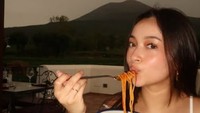 Momen kulineran serunya juga pernah ditunjukkan ketika artis 23 tahun itu jalan-jalan ke Mount Vesuvius di Italia. Megan dan keluarganya mampir ke sebuah restoran untuk menikmati hidangan spaghetti. Foto: Instagram @megandomani1410