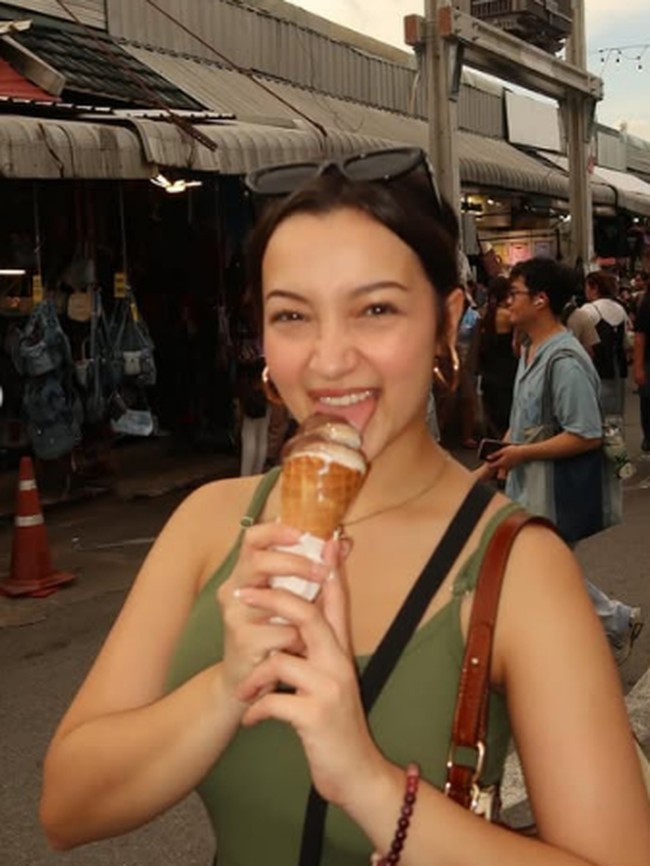 Megan Domani Asyik Kulineran di Thailand, Cicip Ketan Mangga dan Es Krim