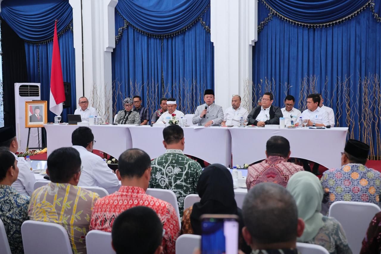 Menteri Agraria dan Tata Ruang/Kepala Badan Pertanahan Nasional (ATR/BPN), Nusron Wahid saat Rapat Koordinasi bersama kepala daerah se-Jawa Barat pada Kamis (18/12/2025). (Kementerian ATR/ BPN)