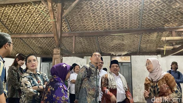 Menteri Kebudayaan Fadli Zon, Wali Kota Semarang Agustina Wilujeng, dan Yayasan Balai Muslimin Indonesia meninjau Gedung Sarekat Islam, Kota Semarang, Jumat (19/12/2025).