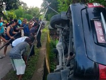 Mobil Dinas Kemenag Lembata Terguling Masuk Got, 2 Orang Terluka