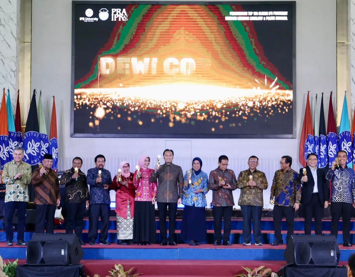 Ibas Terima Penghargaan Top 100 IPB Alumni Prominent 2025