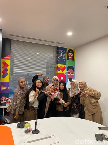 Acara eksklusif launching single Nakeisha (17/12/2025) di Lobby Pops Entertainment, Sentral Senayan. Nakeisha merupakan  juara Hijab Hunt 2024, baru saja rilis single berjudul 'Nanti'. Lagu pop-ballad emosional tentang cinta pada Ibu ini digarap epik sebagai kado indah di akhir tahun.