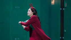 Nella Kharisma Ikut Tren, Main Padel dengan Outfit Natal