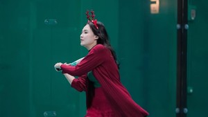 Ayunan raket Nella Kharisma makin mencuri perhatian berkat nuansa merah dan hijau. Foto: Instagram Nella Kharisma