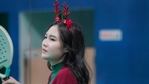 Gaya santai tapi fokus, Nella Kharisma terlihat menikmati permainan padel. Foto: Instagram Nella Kharisma