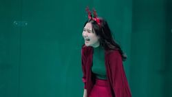 Nella Kharisma Ikut Tren, Main Padel dengan Outfit Natal