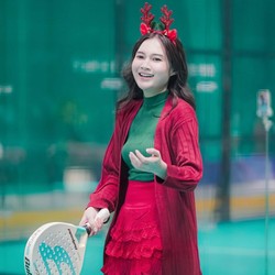 Nella Kharisma Ikut Tren, Main Padel dengan Outfit Natal