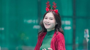 Kostum unik ala Natal bikin aksi padel Nella Kharisma terasa berbeda. Foto: Instagram Nella Kharisma