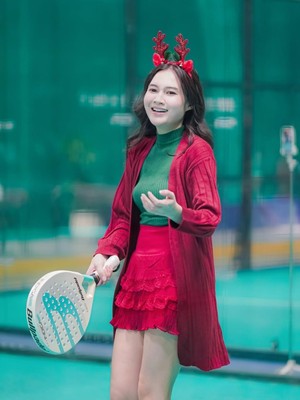 Nella Kharisma Ikut Tren, Main Padel dengan Outfit Natal