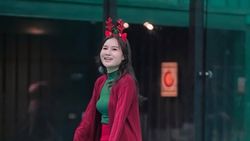 Nella Kharisma Ikut Tren, Main Padel dengan Outfit Natal