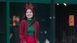 Nella Kharisma Ikut Tren, Main Padel dengan Outfit Natal