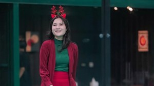 Nella Kharisma tampil lincah di lapangan padel dengan outfit khas Natal. Foto: Instagram Nella Kharisma