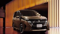 Mengutip Paultan, Nissan Serena terbaru kini menggunakan fascia dengan pola berbentuk V, ditambah lampu LED DRL yang terintegrasi dengan grille. Selain itu, velg alloy desain terbaru juga hadir pada model facelift ini. Foto: Dok. Nissan