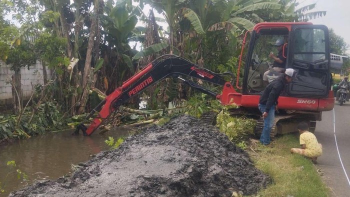 Kasur hingga Kandang Ternak Diangkut Saat Normalisasi Sungai di Pasuruan