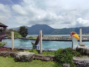 Sensasi Berendam Air Hangat dan Bersantap di Sisi Danau Batur