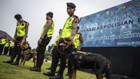 Personel unit satwa K-9 mengikuti Apel Gelar Pasukan Operasi Kepolisian Terpusat Lilin 2025 di Polda Jawa Tengah, Semarang, Jawa Tengah, Jumat (19/12/2025). ANTARA FOTO/Aprillio Akbar