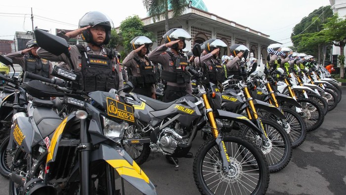 Personel Korps Brimob Polri mengikuti Apel Gelar Pasukan Operasi Kepolisian Terpusat Lilin 2025 di Polda Jawa Tengah, Semarang, Jawa Tengah, Jumat (19/12/2025). Sebanyak 27.971personel gabungan dari Polri, TNI, Dinas Perhubungan, Basarnas, serta instansi terkait lainnya dikerahkan untuk mengamankan perayaan Natal 2025 dan Tahun Baru 2026, sekaligus mengantisipasi berbagai potensi kerawanan, seperti ancaman terorisme dan bencana alam, di sejumlah wilayah Jawa Tengah. ANTARA FOTO/Aprillio Akbar