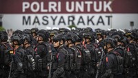 Sebanyak 27.971 personel gabungan dikerahkan dalam operasi tersebut. Personel terdiri dari unsur Polri, TNI, Dinas Perhubungan, Basarnas, serta instansi terkait lainnya. Operasi Lilin 2025 akan berlangsung selama periode Natal dan Tahun Baru. ANTARA FOTO/Aprillio Akbar