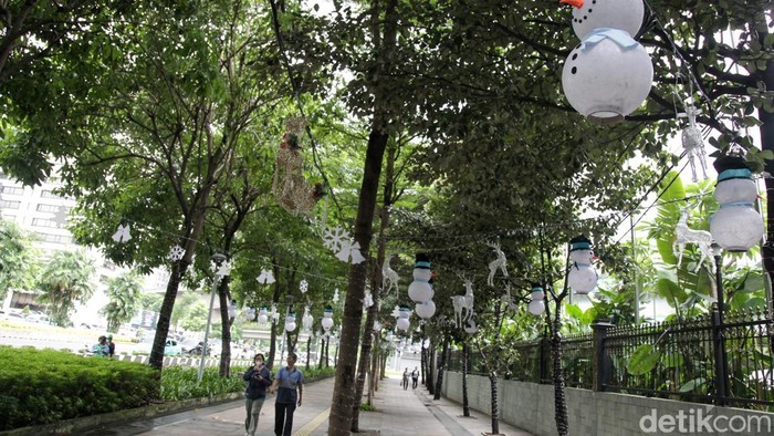 Pedestrian Jalan Sudirman, Jakarta, dipercantik dengan ornamen Natal berdasarkan pantauan hari Jumat (19/12/2025).