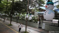 Pantauan detikFoto, Jumat (19/12/2025), pedestrian Jalan Sudirman, Jakarta, dipercantik dengan ornamen Natal.