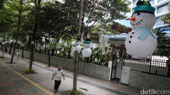 Pedestrian Jalan Sudirman, Jakarta, dipercantik dengan ornamen Natal berdasarkan pantauan hari Jumat (19/12/2025).