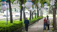 Dekorasi ini membuat kawasan Sudirman terasa lebih nyaman dan estetik bagi pejalan kaki.
