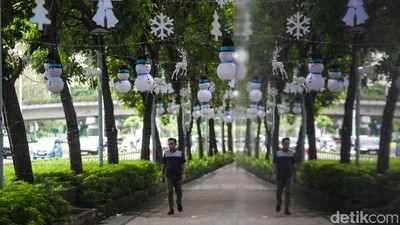 Ornamen Natal Percantik Pedestrian Jalan Sudirman