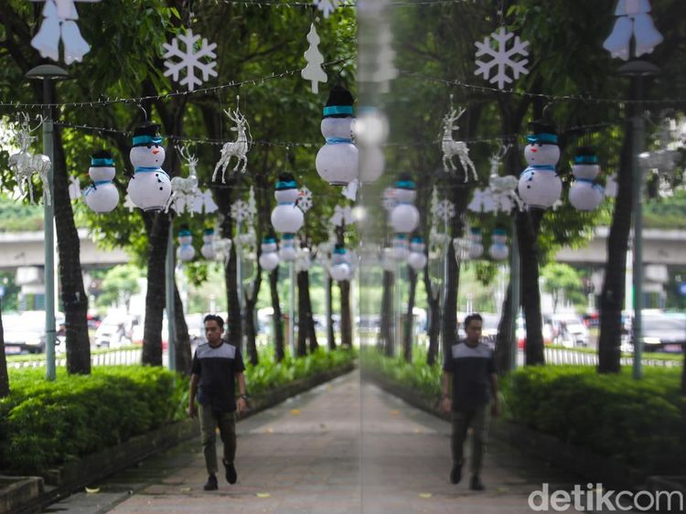 Ornamen Natal Percantik Pedestrian Jalan Sudirman