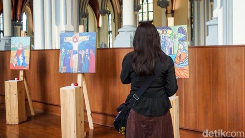 Suasana Natal 2025 kian terasa di Gereja Katedral Jakarta melalui pameran seni religius bertajuk Seasons of Grace. Pameran ini terbuka untuk umum hingga 4 Januari.