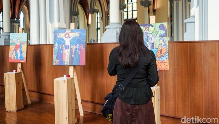 Suasana Natal 2025 kian terasa di Gereja Katedral Jakarta melalui pameran seni religius bertajuk Seasons of Grace. Pameran ini terbuka untuk umum hingga 4 Januari.