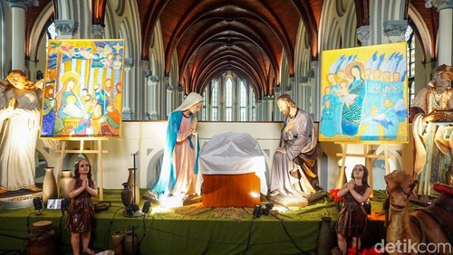 Suasana Natal 2025 kian terasa di Gereja Katedral Jakarta melalui pameran seni religius bertajuk Seasons of Grace. Pameran ini terbuka untuk umum hingga 4 Januari.