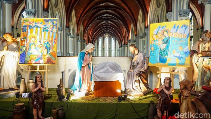 Suasana Natal 2025 kian terasa di Gereja Katedral Jakarta melalui pameran seni religius bertajuk Seasons of Grace. Pameran ini terbuka untuk umum hingga 4 Januari.