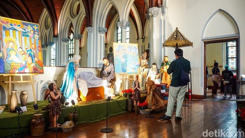Suasana Natal 2025 kian terasa di Gereja Katedral Jakarta melalui pameran seni religius bertajuk Seasons of Grace. Pameran ini terbuka untuk umum hingga 4 Januari.