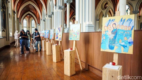 Suasana Natal 2025 kian terasa di Gereja Katedral Jakarta melalui pameran seni religius bertajuk Seasons of Grace. Pameran ini terbuka untuk umum hingga 4 Januari.