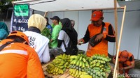 Pasar Tumbuh melibatkan kelompok ibu-ibu PKK dan petugas Penanganan Prasarana dan Sarana Umum (PPSU) yang mengelola urban farming di tingkat kelurahan.
