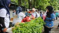 Pasar Tumbuh kembali digelar di halaman Kantor Wali Kota Jakarta Timur, Jumat (19/12/2025). Kegiatan rutin bulanan ini menjadi wadah pemasaran langsung bagi warga untuk menjual hasil pertanian dari lahan terbatas di lingkungan permukiman.