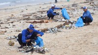 Pembersihan dilakukan secara gotong royong untuk mengatasi kiriman sampah laut yang terbawa arus kuat dan gelombang tinggi ke pesisir Bali. REUTERS/Johannes P. Christo