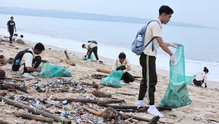 Volunteers collect trash, most of which is plastic and domestic waste, during an emergency cleaning at Kedonganan Beach, Badung, Bali, Indonesia, December 19, 2025. REUTERS/Johannes P. Christo